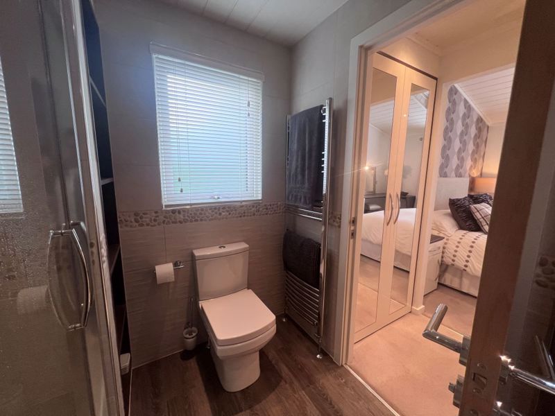 Master bedroom en-suite - click for photo gallery